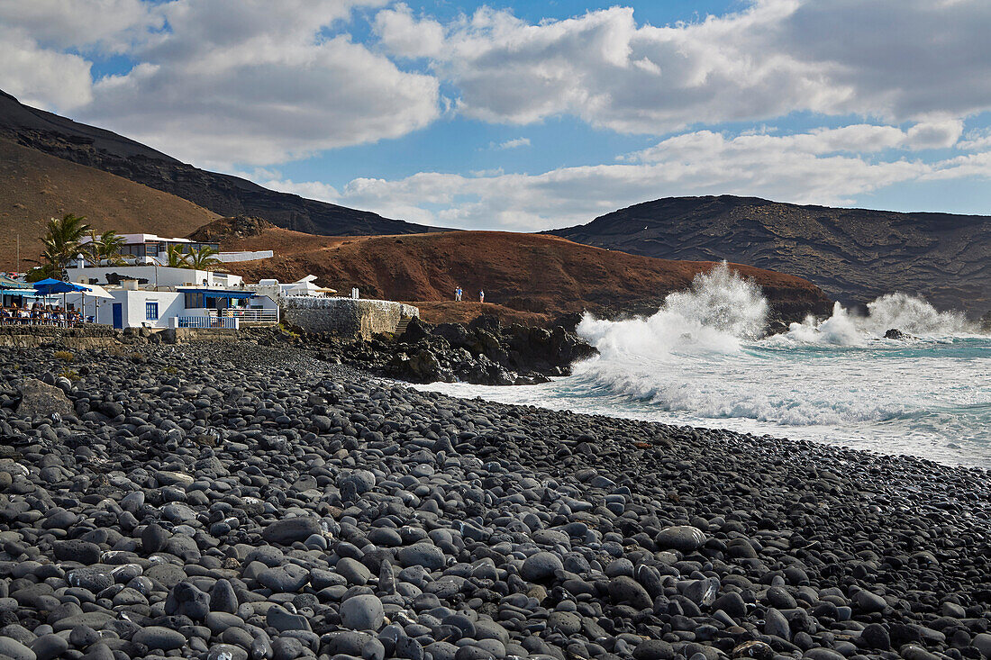 Klippenküste mit Dorf El Golfo, Atlantik, Lanzarote, Kanaren, Kanarische Inseln, Islas Canarias, Spanien, Europa