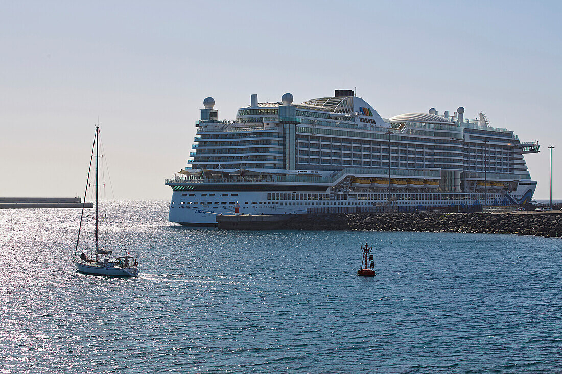 Kreuzfahrtschiff beim Castillo de San José, Arrecife, Atlantik, Lanzarote, Kanaren, Kanarische Inseln, Islas Canarias, Spanien, Europa