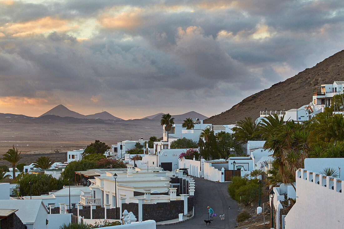 Blick vom Museum Lagomar auf Nazaret (Teguise) in Richtung der Vulkane bei Tao, Atlantik, Lanzarote, Kanaren, Kanarische Inseln, Islas Canarias, Spanien, Europa