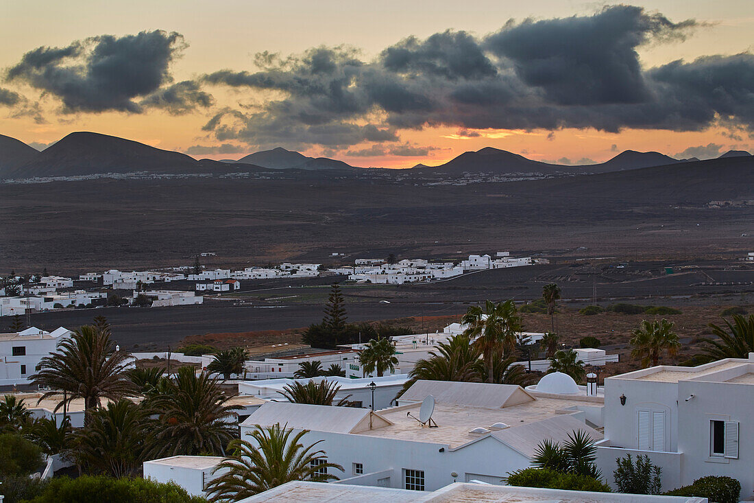 Blick vom Museum Lagomar auf Nazaret (Teguise)  und in Richtung von San Bartolomé und den umliegenden Vulkankegeln, Atlantik, Lanzarote, Kanaren, Kanarische Inseln, Islas Canarias, Spanien, Europa