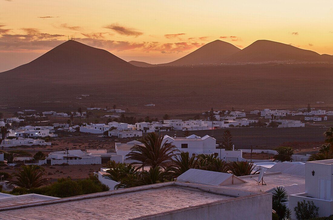 Blick vom Museum Lagomar auf Nazaret (Teguise)  und in Richtung von San Bartolomé und den umliegenden Vulkankegeln, Atlantik, Lanzarote, Kanaren, Kanarische Inseln, Islas Canarias, Spanien, Europa