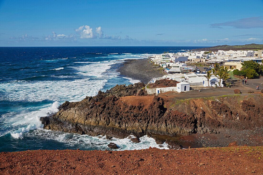 Klippenküste mit dem Dorf El Golfo, Atlantik, Lanzarote, Kanaren, Kanarische Inseln, Islas Canarias, Spanien, Europa