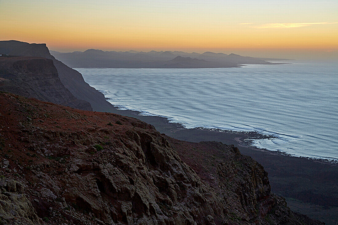 Blick vom Mirador del Rio nach El Jable und den Feuerbergen, Sonnenuntergang, Lanzarote, Kanaren, Kanarische Inseln, Islas Canarias, Spanien, Europa