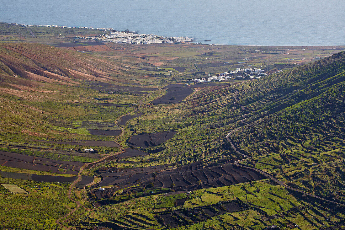 Blick auf Felder und Tabayasco und Arrieta, Lanzarote, Kanaren, Kanarische Inseln, Islas Canarias, Spanien, Europa
