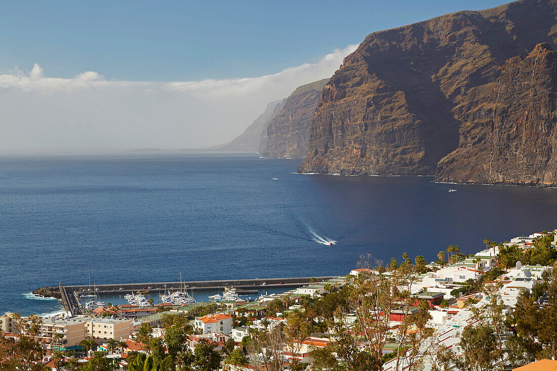 Los Gigantes, Steep coast and town, Tenerife, Canary Islands, Islas Canarias, Atlantic Ocean, Spain, Europe