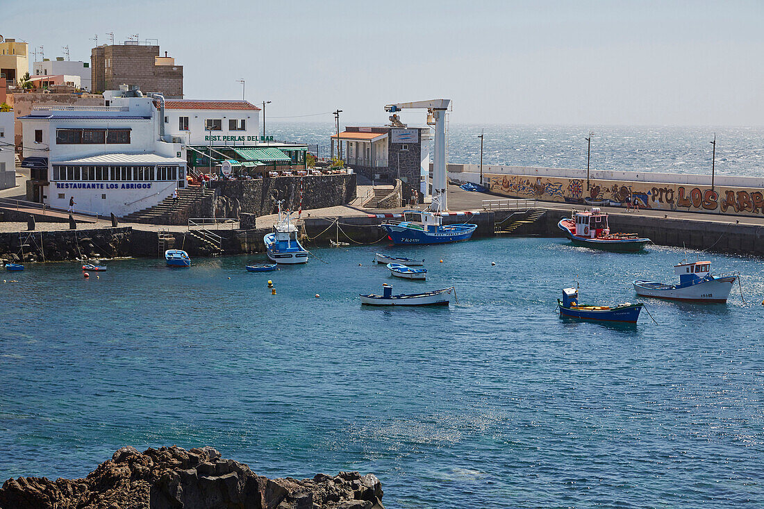 Hafen von Los Abrigos mit Fischrestaurant, Teneriffa, Kanaren, Kanarische Inseln, Islas Canarias, Atlantik, Spanien, Europa