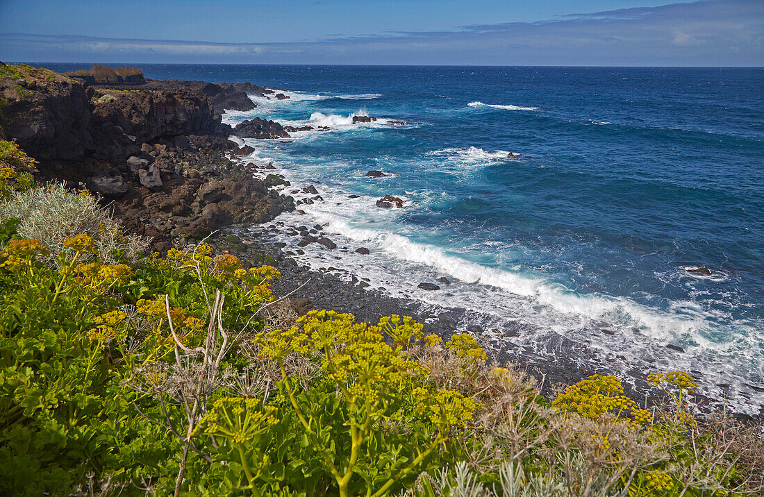 Wilde Felsküste vor Buenavista del Norte, Teneriffa, Kanaren, Kanarische Inseln, Islas Canarias, Atlantik, Spanien, Europa