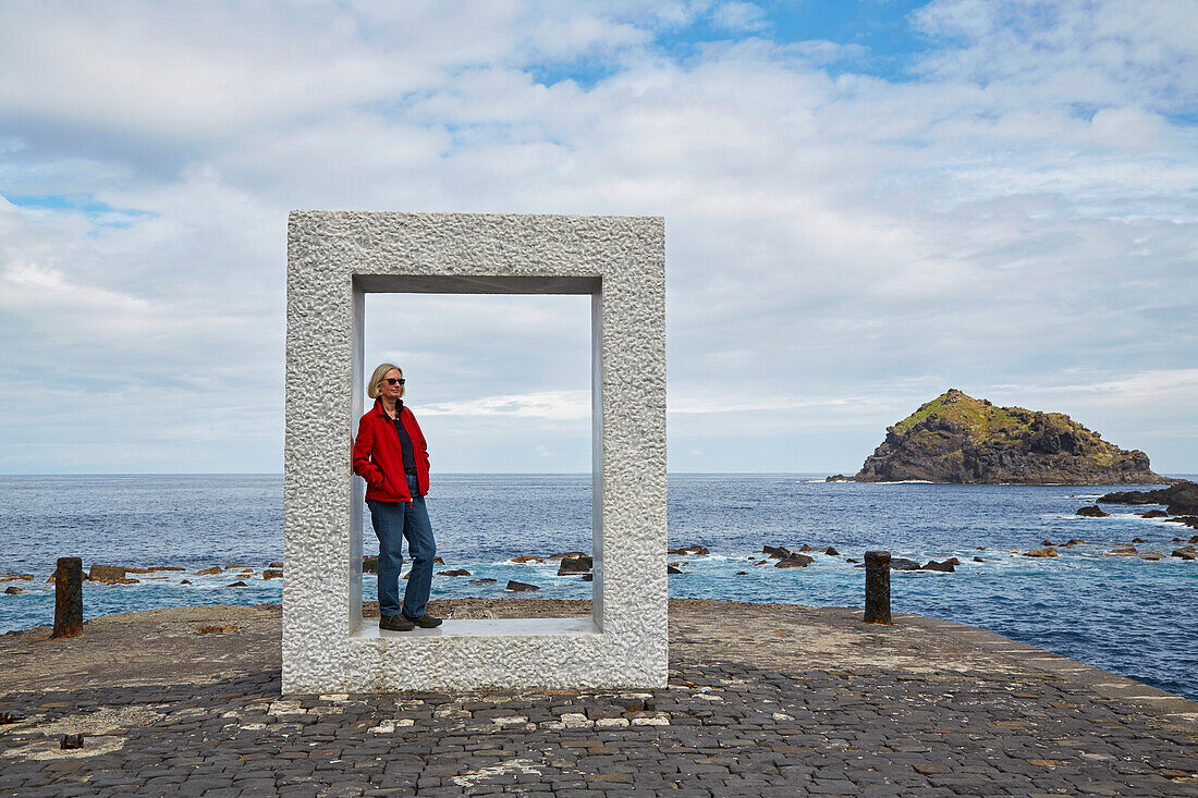 Skulptur Tensei Tenmoku (Tür ohne Tür) im Hafen von Garachico, Teneriffa, Kanaren, Kanarische Inseln, Islas Canarias, Atlantik, Spanien, Europa