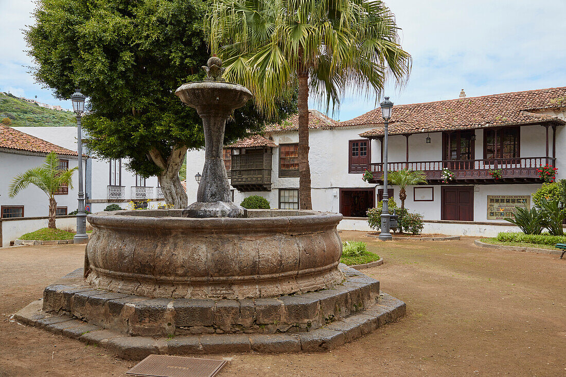 Brunnen an Platz und landestypische Häuser in Icod de los Vinos, Teneriffa, Kanaren, Kanarische Inseln, Islas Canarias, Atlantik, Spanien, Europa