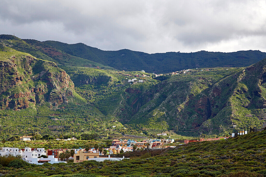 Blick von Puertito de los Silos über üppiges Grün Richtung La Tierra del Trigo, Teneriffa, Kanaren, Kanarische Inseln, Islas Canarias, Atlantik, Spanien, Europa