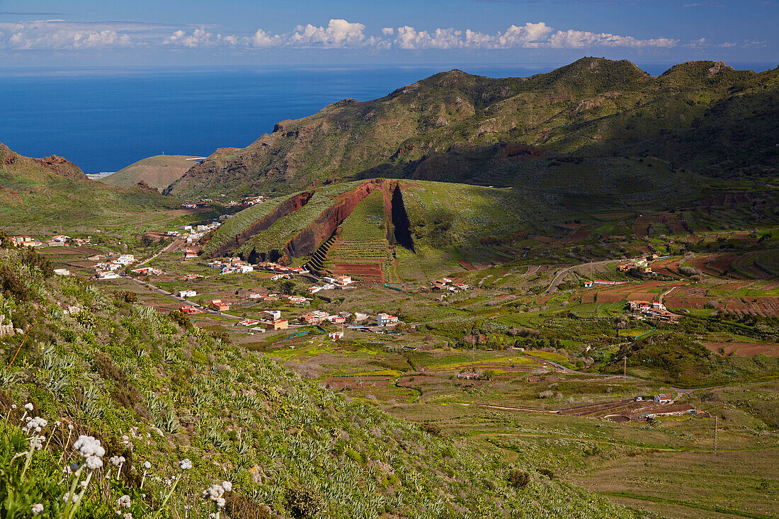 Blick über üppiges Grün zum Abbaugebiet von Vulkanschlacke, El Palmar, Teno Gebirge, Teneriffa, Kanaren, Kanarische Inseln, Islas Canarias, Atlantik, Spanien, Europa