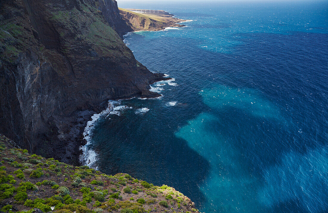 Blick vom Mirador Don Pompeyo auf das Teno Gebirge und Felsküste vor Buenavista del Norte, Teneriffa, Kanaren, Kanarische Inseln, Islas Canarias, Atlantik, Spanien, Europa