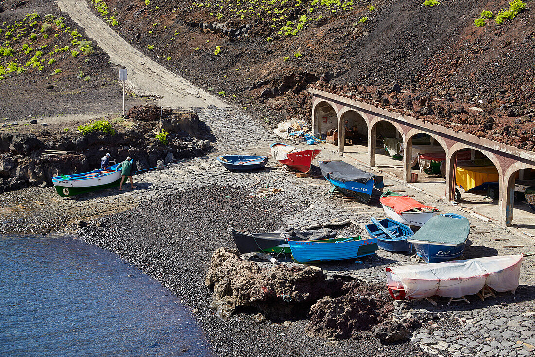 Kleiner Fischerhafen mit Booten an der Punta de Teno, Teno Gebirge, Teneriffa, Kanaren, Kanarische Inseln, Islas Canarias, Atlantik, Spanien, Europa