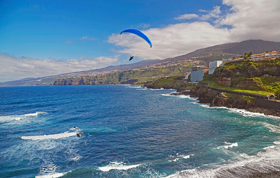 Paraglider at coast of Puerto de la Cruz, Tenerife, Canary Islands, Islas Canarias, Atlantic Ocean, Spain, Europe