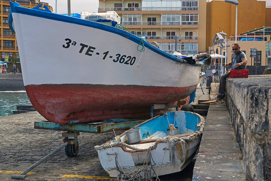 Fischerboote im Fischereihafen (alten Hafen) in Puerto de la Cruz, Teneriffa, Kanaren, Kanarische Inseln, Islas Canarias, Atlantik, Spanien, Europa