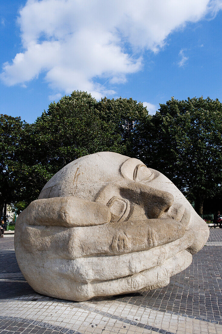 Sculpture ' Ecoute ' by Henri de Miller , 1986 , in front of the church eglise Saint Eustache in Paris.