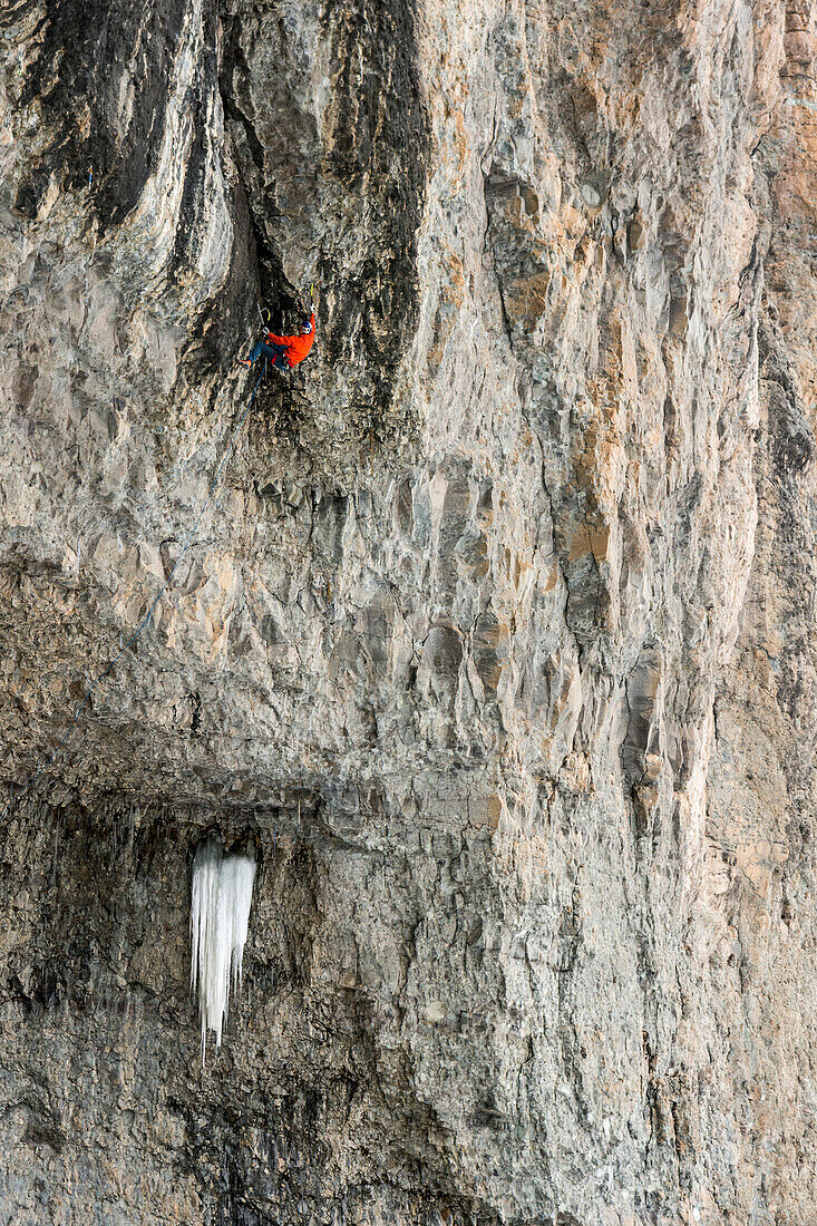 Man rock climbing cave route called Pull the Trigger Tigga at Hall of Justice, Camp Bird Road, Uncompahgre National Forest, Ouray, Colorado, USA