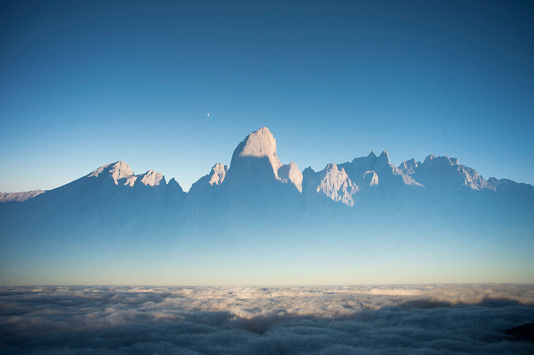 Scenery with mountain range, Naranjo de Bulnes, Pico Uriellu, Picos de Europa, Asturias, Spain