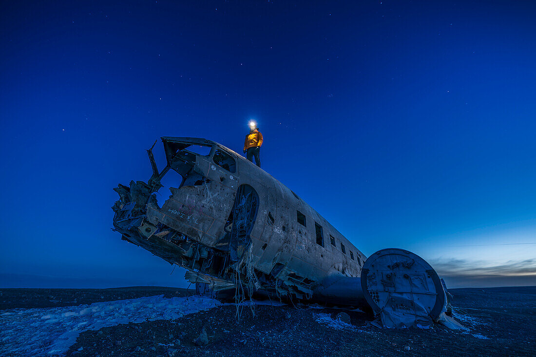 Blaue Stunde am Flugzeugwrack einer notgelandeten C117, Sólheimasandur, Südküste Island