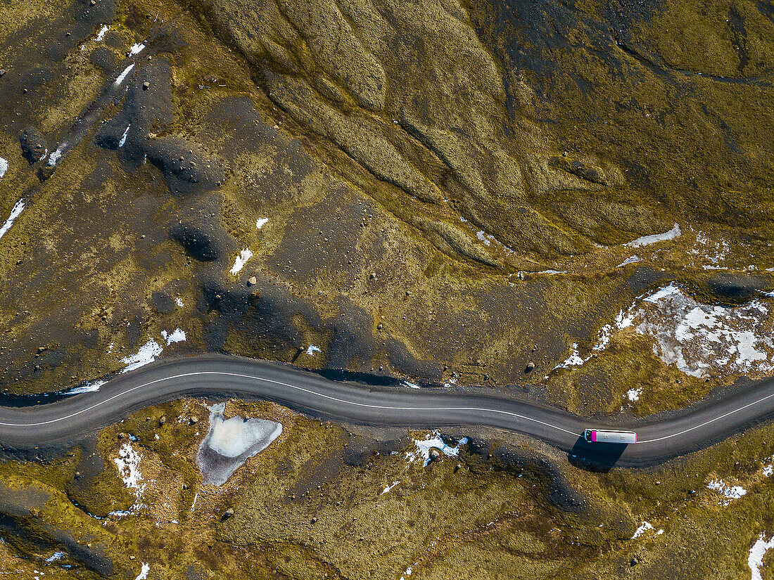 Kurvenreiche Strasse aus der Vogelperspektive, Solheimajokull, Südküste, Island