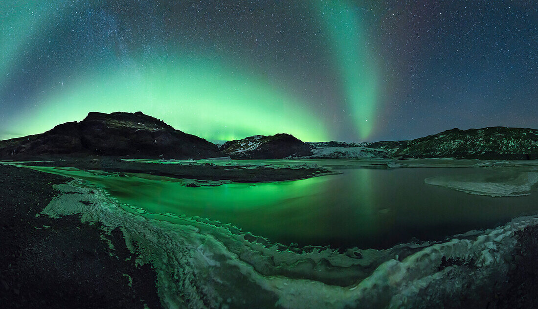 Nordlicht und Sternenhimmel an der Gletscherlagune des Solheimajokull Gletschers, Südküste , Island