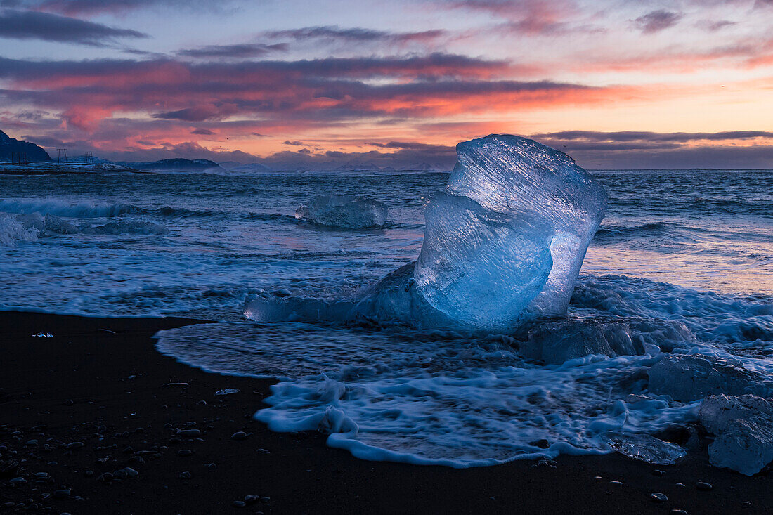 Sonnenuntergang am Diamond Beach vor der Gletscherlagune Jokulsarlon, Südküste, Island