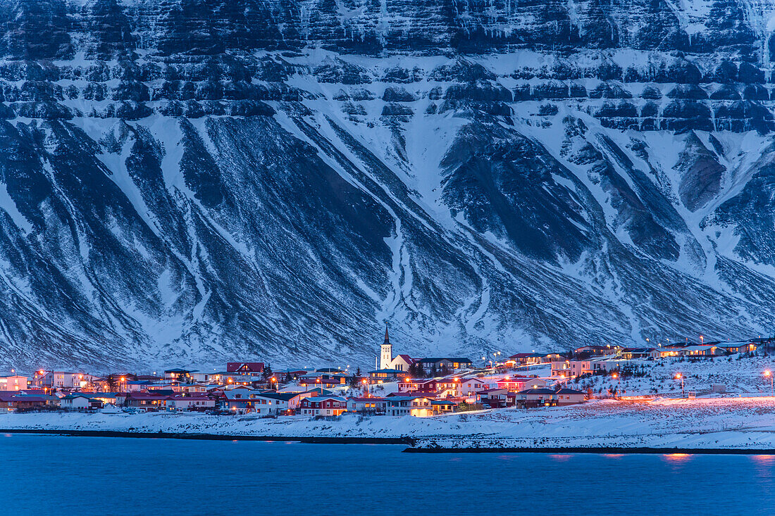 Grundarfjörður zur blauen Stunde, Halbinsel Snæfellsnes, Island