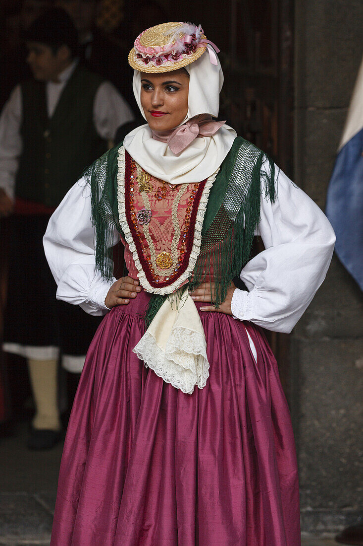 Frau, Trachtenschau, Folkloregruppe, Plaza de Espana, Rathausplatz, Santa Cruz de La Palma, Hauptstadt der Insel, UNESCO Biosphärenreservat, La Palma, Kanarische Inseln, Spanien, Europa