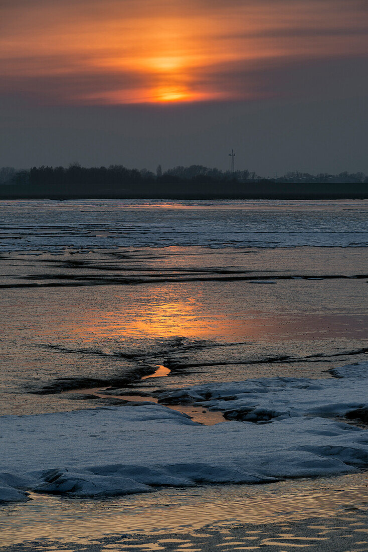 Priel, Wattenmeer, Sonnenuntergang, Winter, Jadebusen, Wilhelmshaven, Nordsee, Niedersachsen, Deutschland, Europa