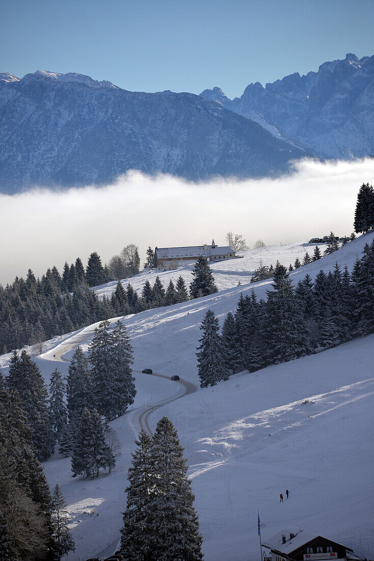 Blick vom Sudelfeld über Bayrischzell zum Kaisergebirge, Winter in Bayern, Deutschland