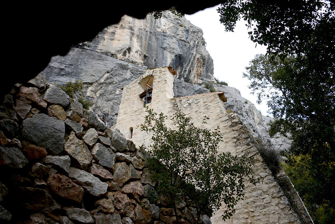 Bergkapelle St. Ser unter dem Montagne Ste. Victoire bei Puyloubier, Provence, Frankreich