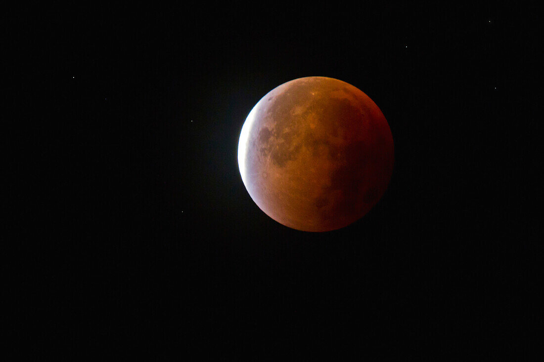 Total lunar eclipse of supermoon, North Sea, Germany