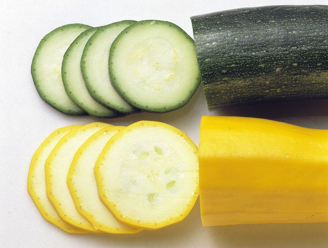 Angeschnittene grüne & gelbe Zucchini