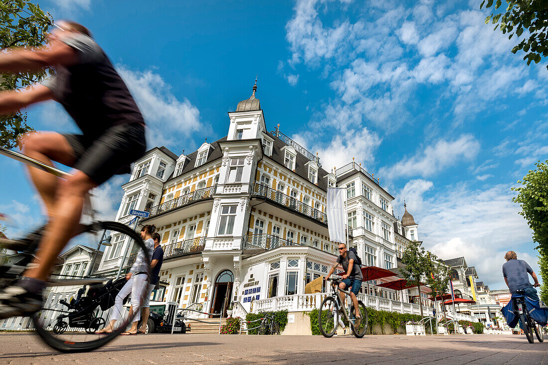 Radfahrer vor Hotel Ahlbecker Hof, Ahlbeck, Usedom, Mecklenburg-Vorpommern, Deutschland