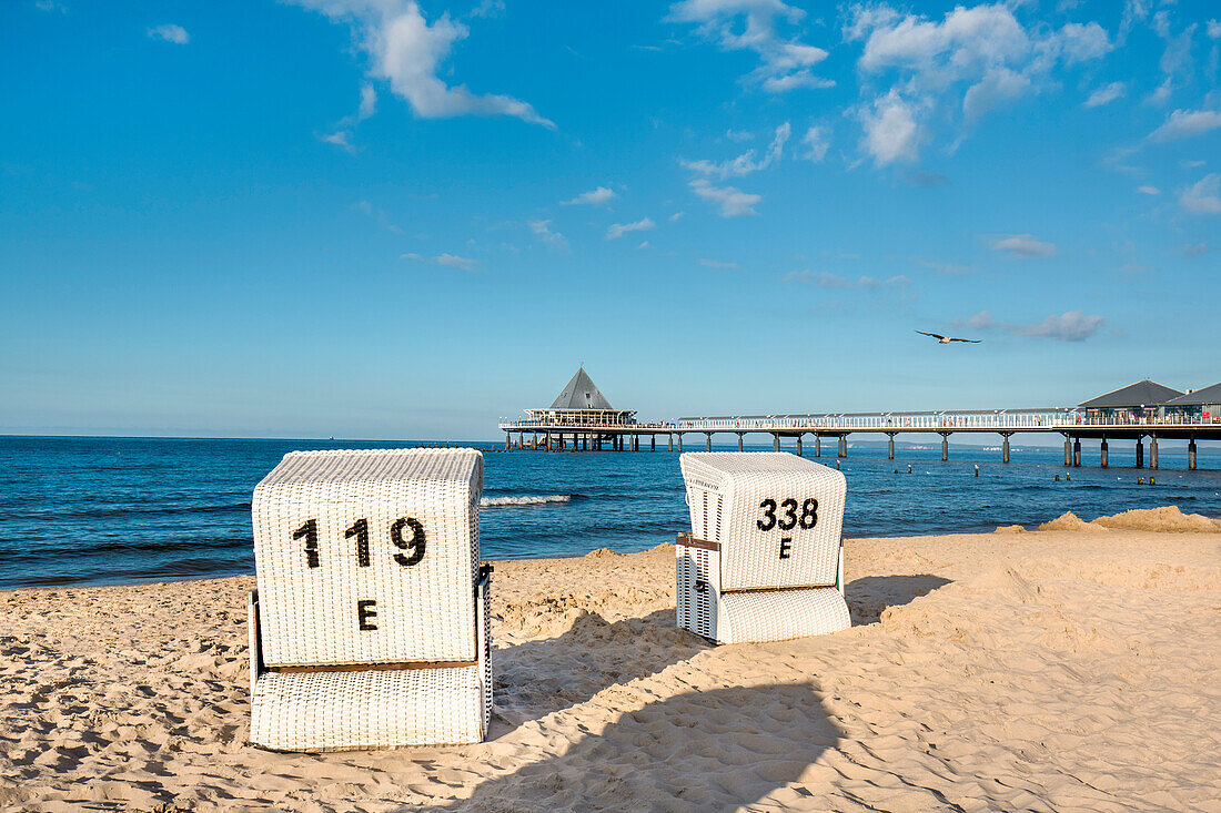 Strand, Strandkörbe, Seebrücke, Heringsdorf, Usedom, Mecklenburg-Vorpommern, Deutschland