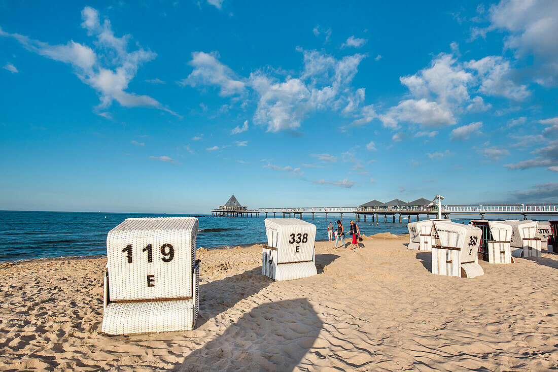 Strand, Strandkörbe, Seebrücke, Heringsdorf, Usedom, Mecklenburg-Vorpommern, Deutschland