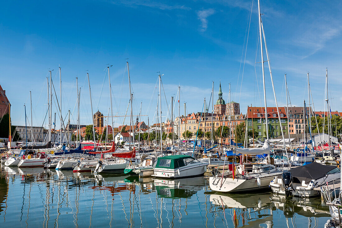 Hafen, Altstadt und Nikolai Kirche, Stralsund, Mecklenburg-Vorpommern, Deutschland