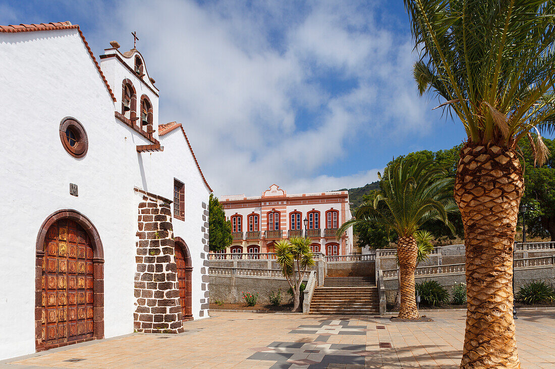 church square with palm trees, Iglesia Nuestra Senora de la Luz, church, 16th./17th. century, Casa Parroquial, parsonage, Santo Domingo de Garafia,  UNESCO Biosphere Reserve, La Palma, Canary Islands, Spain, Europe