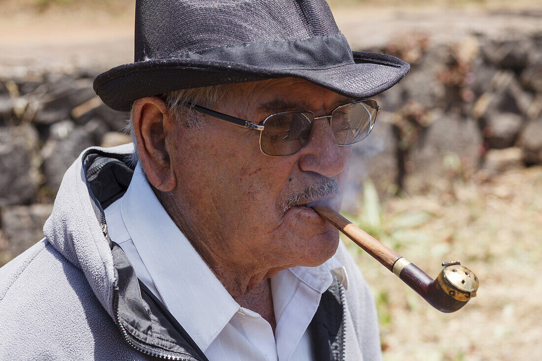 Mann mit kanarischer Pfeife, Viehmesse in San Antonio del Monte, Region Garafia, UNESCO Biosphärenreservat,  La Palma, Kanarische Inseln, Spanien, Europa
