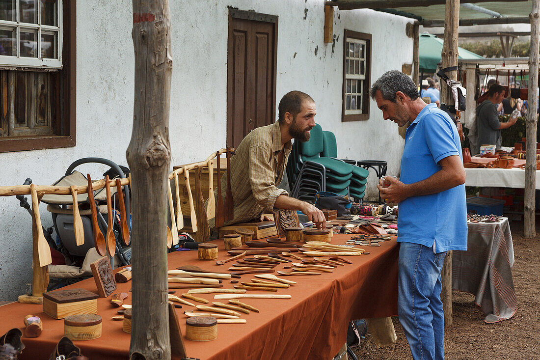 Marktstand für Produkte aus der Holzschnitzerei, Viehmesse in San Antonio del Monte, Region Garafia, UNESCO Biosphärenreservat,  La Palma, Kanarische Inseln, Spanien, Europa