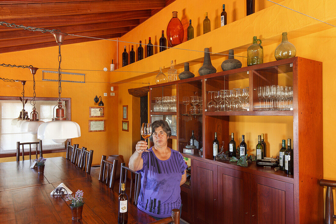 Frau mit einem Glas Wein, Tastig  Room, Probierstube, Wein, Bodega El Nispero, El Castillo, b. Garafia, UNESCO Biosphärenreservat,  La Palma, Kanarische Inseln, Spanien, Europa