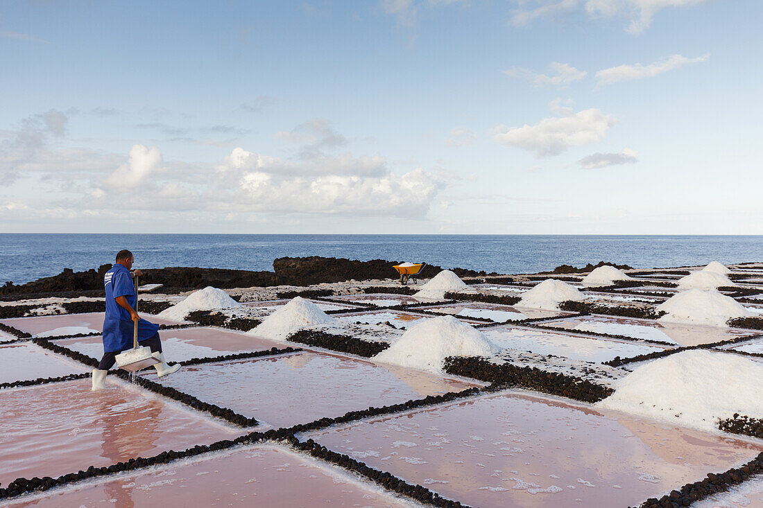 skimming off sea salt, Flor de Sal, worker, Salinas Marinas de Fuencaliente, saline, saltworks, Fuencaliente, UNESCO Biosphere Reserve, La Palma, Canary Islands, Spain, Europe