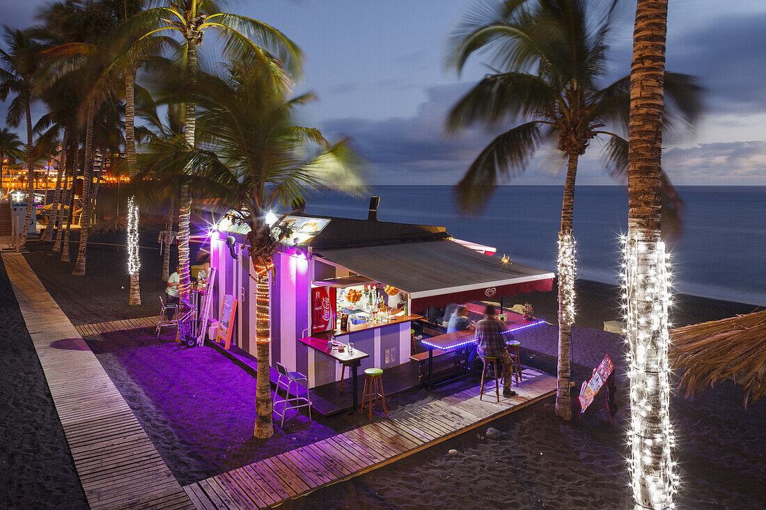 Strandbar, Palmen, Playa de Puerto Naos, Strand, Puerto Naos, Ostküste, Atlantik, UNESCO Biosphärenreservat,  La Palma, Kanarische Inseln, Spanien, Europa