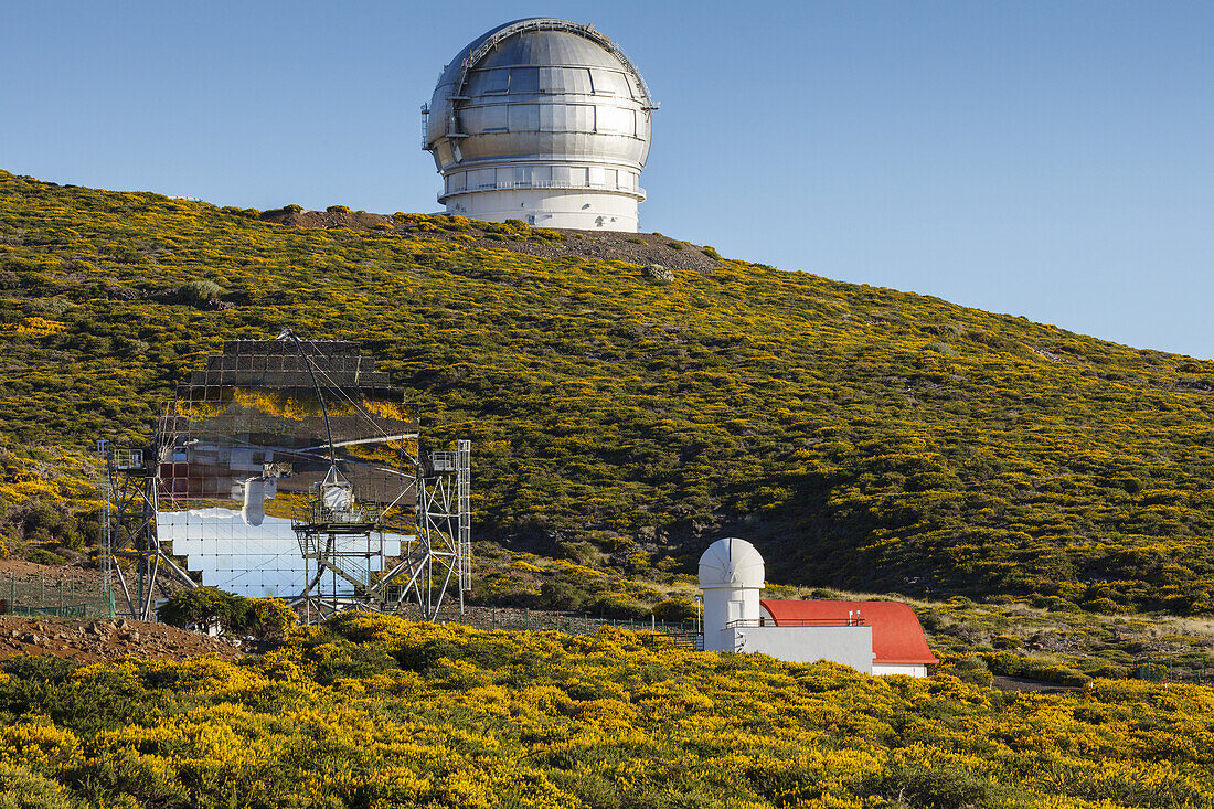 Telescopio Magic, (links), Cherenkov-Teleskop, Observatorio del Roque de los Muchachos, Astrophysisches Observatorium, Teleskop, UNESCO Biosphärenreservat, La Palma, Kanarische Inseln, Spanien, Europa