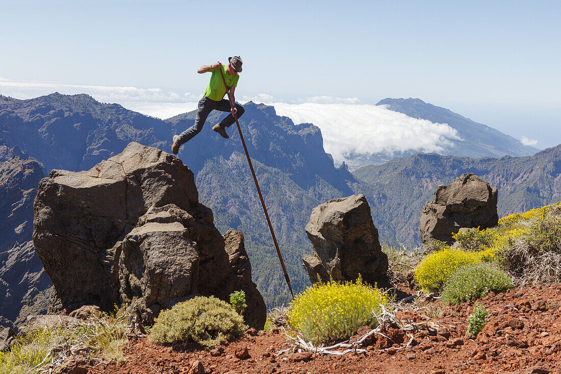 Springen mit dem Kanarischen Hirtenstab, Mann, Salto del Pastor Canario, Kraterrand der Caldera de Taburiente, UNESCO Biosphärenreservat, La Palma, Kanarische Inseln, Spanien, Europa