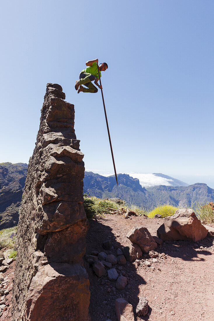 Springen mit dem Kanarischen Hirtenstab, Mann, Salto del Pastor Canario, Pared de Roberto, Basaltfelswand, Kraterrand der Caldera de Taburiente, UNESCO Biosphärenreservat, La Palma, Kanarische Inseln, Spanien, Europa