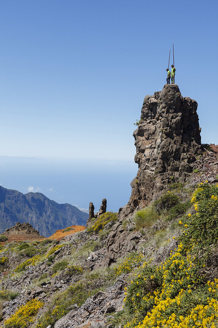 men on the summit, jumping with the canarian crook, Salto del Pastor Canario, crater rim, Caldera de Taburiente, UNESCO Biosphere Reserve, La Palma, Canary Islands, Spain, Europe