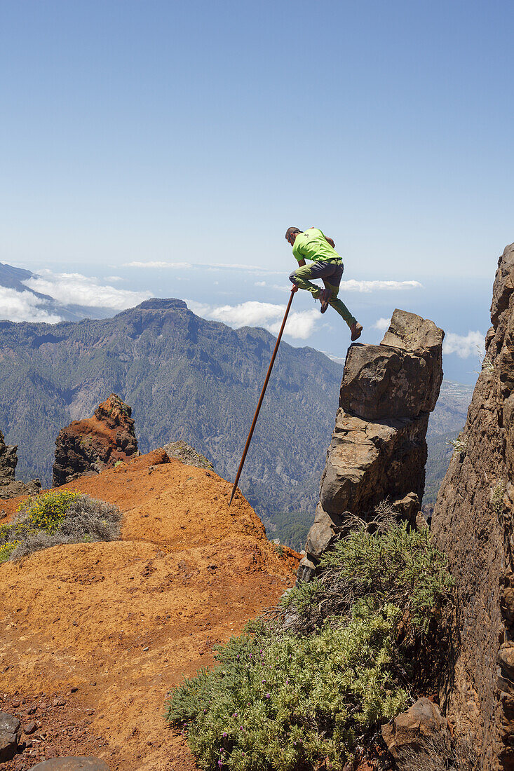 Springen mit dem Kanarischen Hirtenstab, Mann, Salto del Pastor Canario, Kraterrand der Caldera de Taburiente, UNESCO Biosphärenreservat, La Palma, Kanarische Inseln, Spanien, Europa