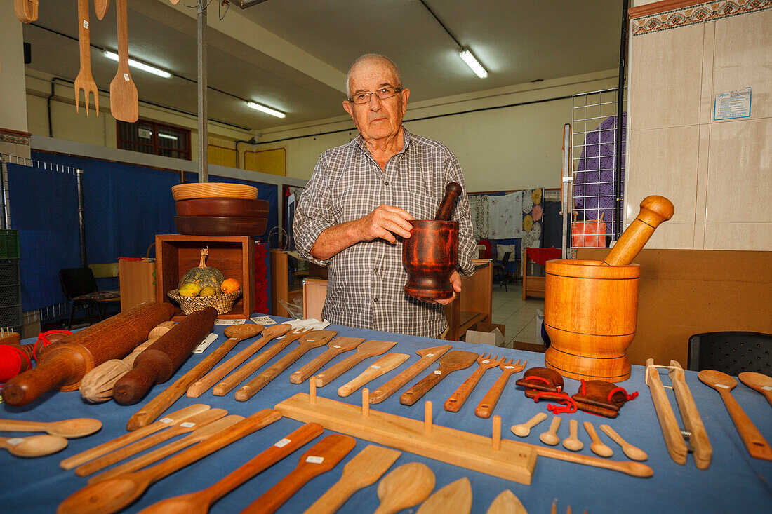 Holzschnitzerei, Handwerk, Mercadillo, Mann in der Markthalle, Mazo, UNESCO Biosphärenreservat, La Palma, Kanarische Inseln, Spanien, Europa