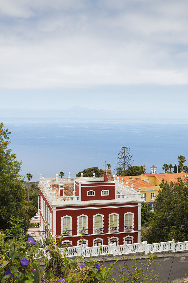 Blick über Casa Roja zum Atlantik, rotes Haus, Heimatmuseum, Villa de Mazo, UNESCO Biosphärenreservat, La Palma, Kanarische Inseln, Spanien, Europa